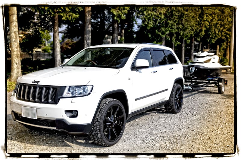 2014 Jeep Grand Cherokee with 22x9 KMC 651 Slide wheels