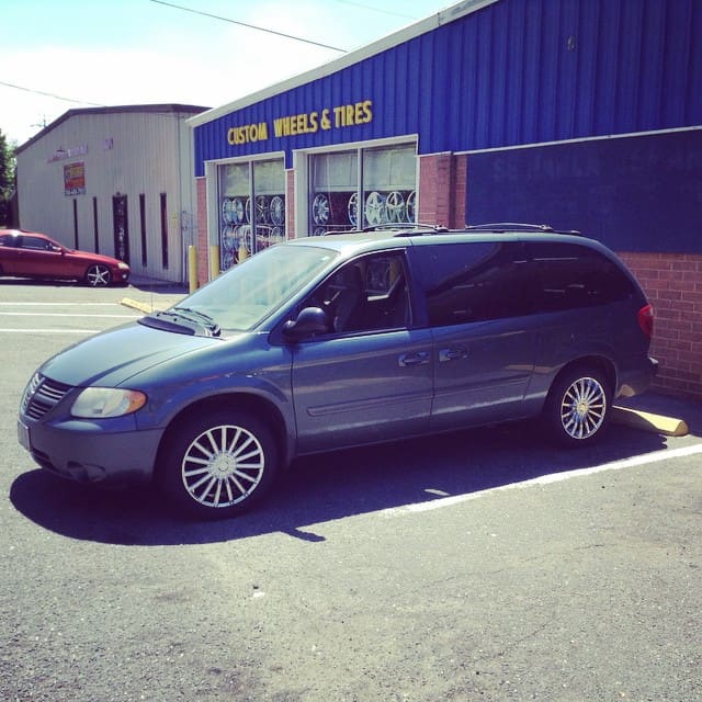 2006 Dodge Caravan with Phino PW16 wheels