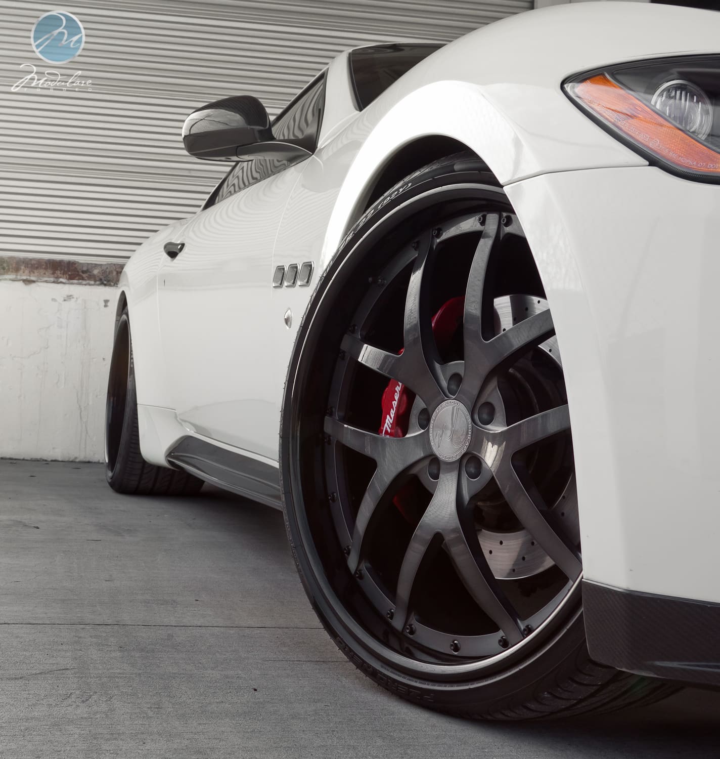 2011 Maserati GranTurismo with 22x9 Modulare M18 wheels
