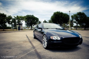 2008 Maserati Quattroporte with 22x9 Vossen CV1 wheels