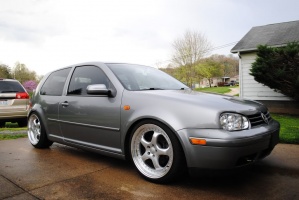 2005 Volkswagen Golf with 18x8.5 wheels
