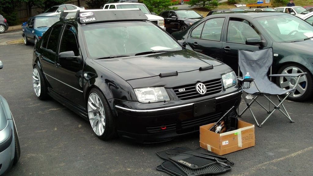 2006 Volkswagen Jetta with 18x8.5 wheels