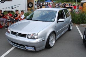 2005 Volkswagen Jetta with 17x9 BBS RS Hybrid wheels