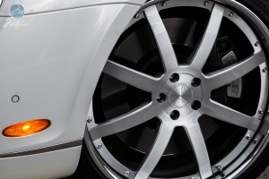 2011 Bentley Continental GTC with 22x9.5 Modulare M28 wheels