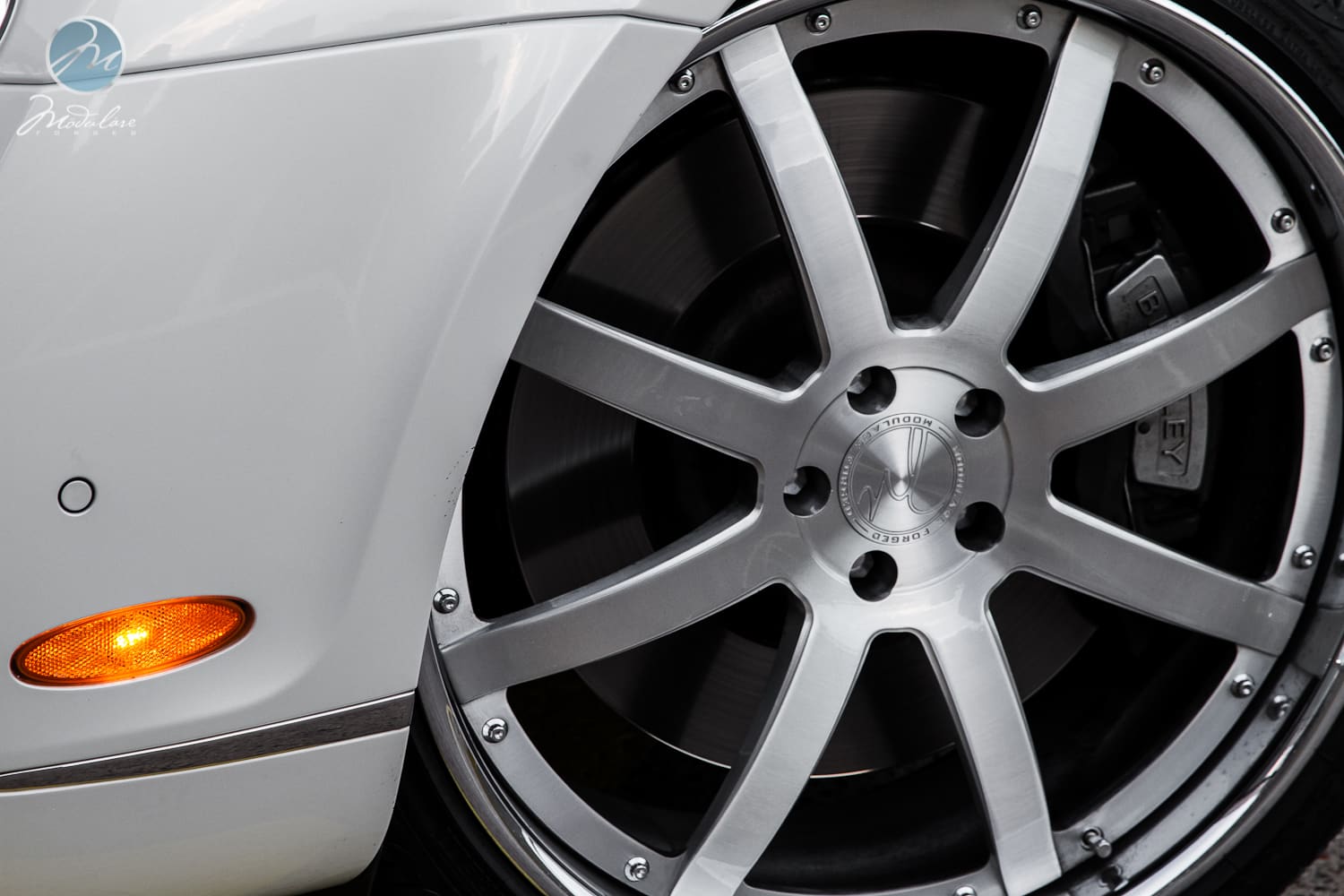 2011 Bentley Continental GTC with 22x9.5 Modulare M28 wheels