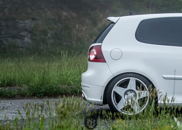 2008 Volkswagen R32 with 18x8.5 Fifteen52 RSL Tarmac wheels