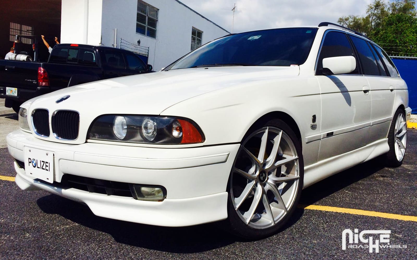 2000 BMW 528 with 20x8.5 Niche Targa - M131 wheels