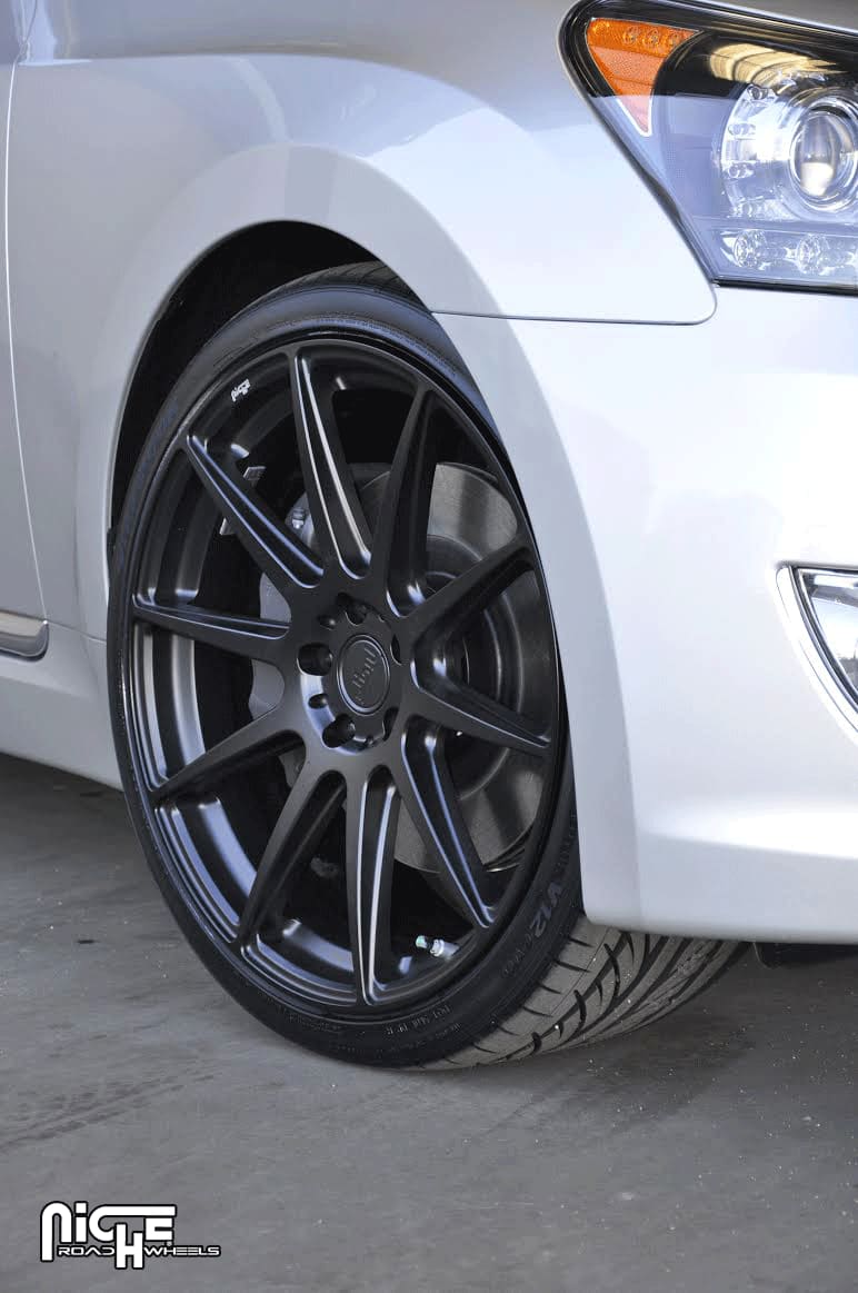 2015 Hyundai Equus with 21x9 Niche Essen - M147 wheels
