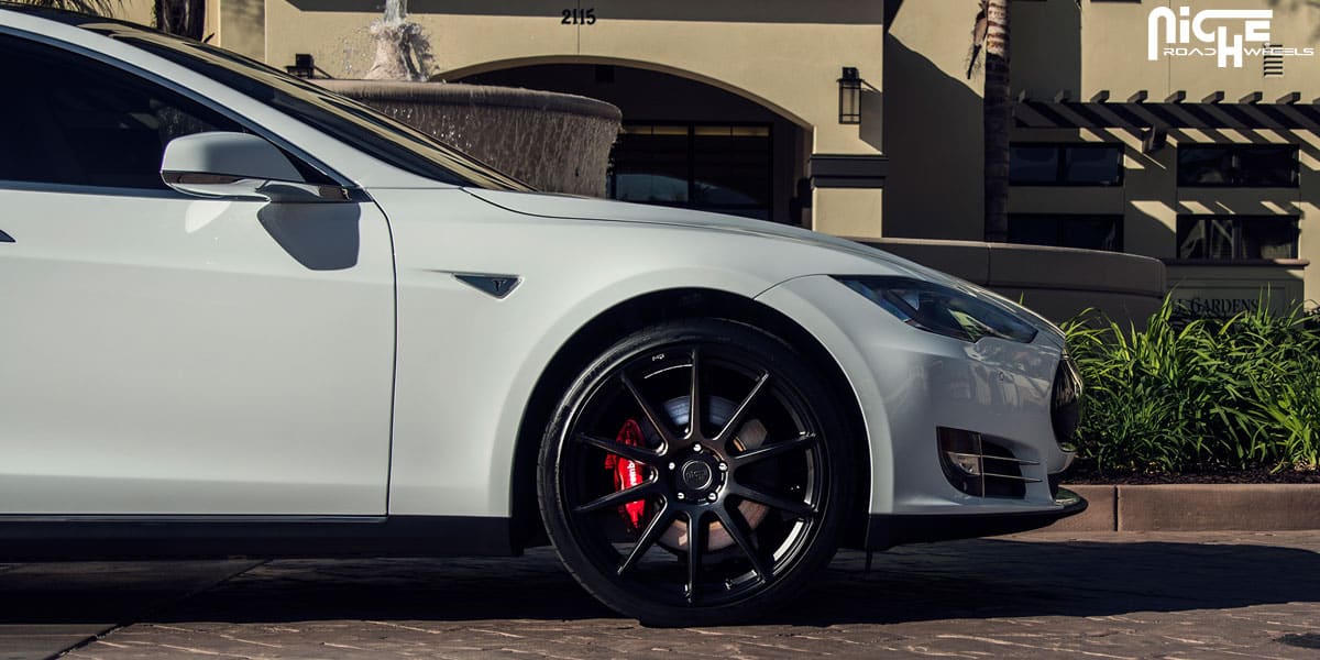 2012 Tesla Model S with 21x9 Niche Essen - M147 wheels