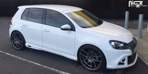 2014 Volkswagen Golf with 20x8.5 Niche Targa - M129 wheels