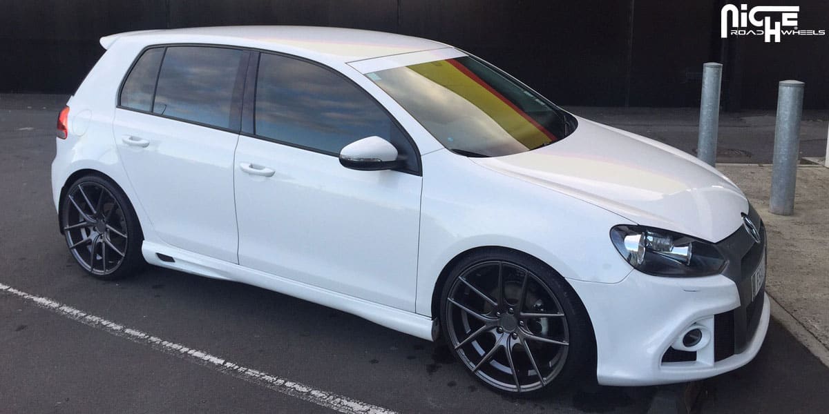 2014 Volkswagen Golf with 20x8.5 Niche Targa - M129 wheels
