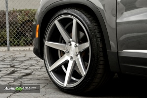 2013 Volkswagen Tiguan with 20x10 Rennen CRL 70 wheels