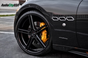 2010 Maserati GranTurismo with 22x9 Gianelle Lucca wheels
