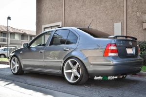2004 Volkswagen Jetta with 18x8 STR 607 wheels