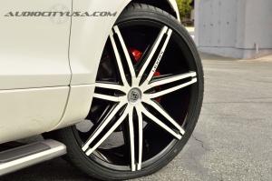 2009 Audi Q7 with 24x10 Lexani Johnson wheels