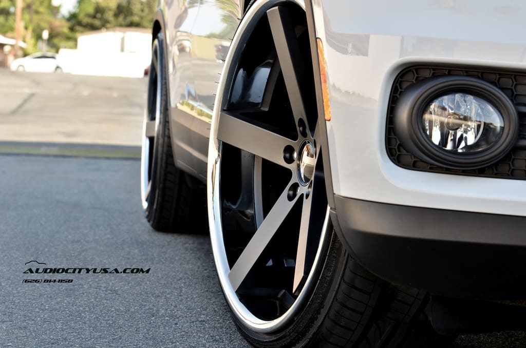 2013 Volkswagen Tiguan with 20x10 Giovanna Mecca wheels