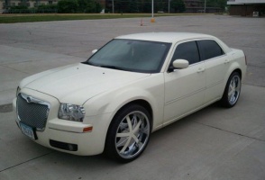 2006 Chrysler 300 with Hipnotic Phantom wheels