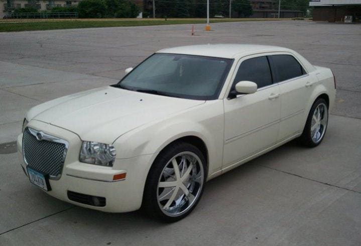 2006 Chrysler 300 with Hipnotic Phantom wheels
