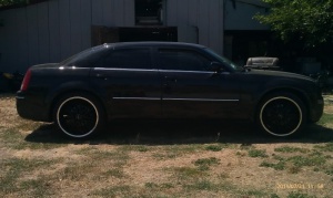 2006 Chrysler 300 with 22x9.5 Boss 332 wheels
