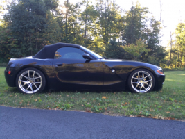 2007 BMW Z4 with 18x8 Inovit Speed wheels