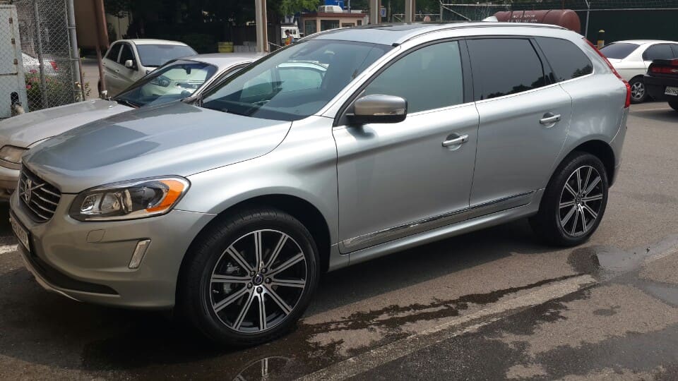 2014 Volvo XC60 with OEM Titania wheels