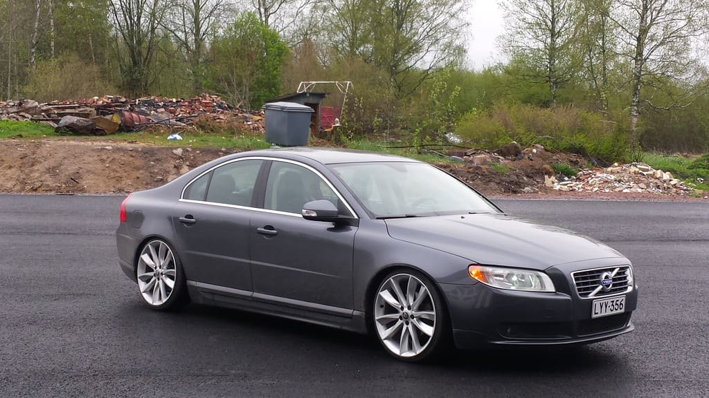 2009 Volvo S80 with 20x8.5 Jaguar Hydra wheels