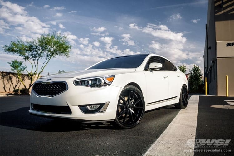 2014 Kia Cadenza with Gianelle Davalu wheels
