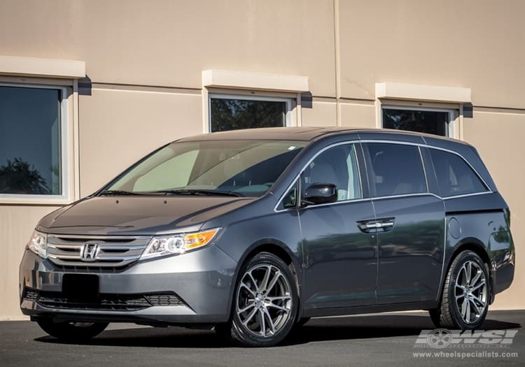 2013 Honda Odyssey with CEC 882 wheels