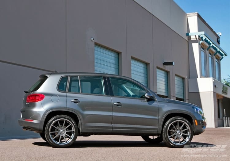 2012 Volkswagen Tiguan with Giovanna Lindos wheels