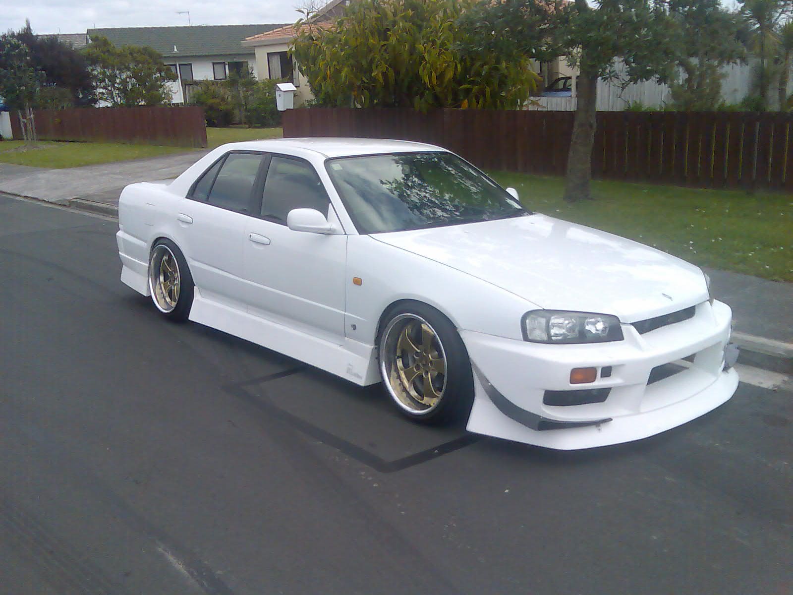 1998 Nissan R31-R34 Skyline 4dr with 18x10.5 unsure wheels