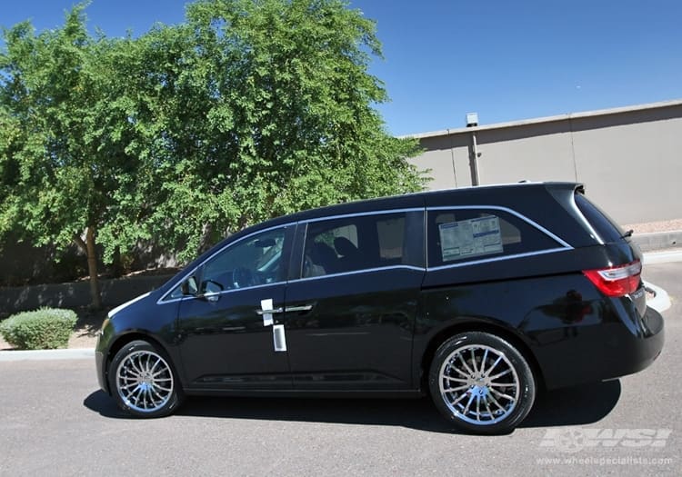 2012 Honda Odyssey with Giovanna Martuni wheels