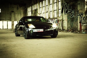 2003 Nissan 350Z with 19x9 Rota P 45 F+R wheels