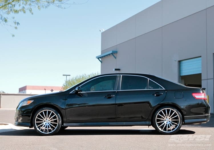 2010 Toyota Camry with Giovanna Martuni wheels